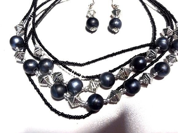 Set of beaded multi layered necklace with earrings - black blueish and silver - Picture 1 of 3